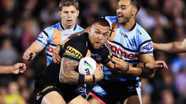 谢恩·麦高恩在医院见到伊梅尔达·梅时“非常高兴” 谢恩·麦高恩在医院见到伊梅尔达·梅时“非常高兴”