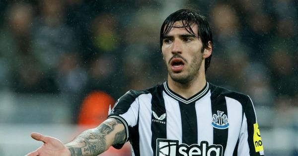 被监禁的伊朗活动人士纳尔格斯·穆罕默德的孩子代表她接受诺贝尔和平奖 被监禁的伊朗活动人士纳尔格斯·穆罕默德的孩子代表她接受诺贝尔和平奖