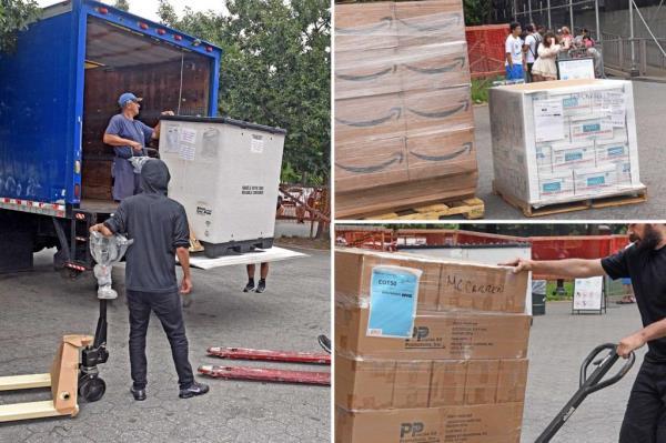 纽约市在布鲁克林的麦卡伦公园设立了一个家庭移民庇护所,里面有100张婴儿床和婴儿用品 纽约市在布鲁克林的麦卡伦公园设立了一个家庭移民庇护所,里面有100张婴儿床和婴儿用品