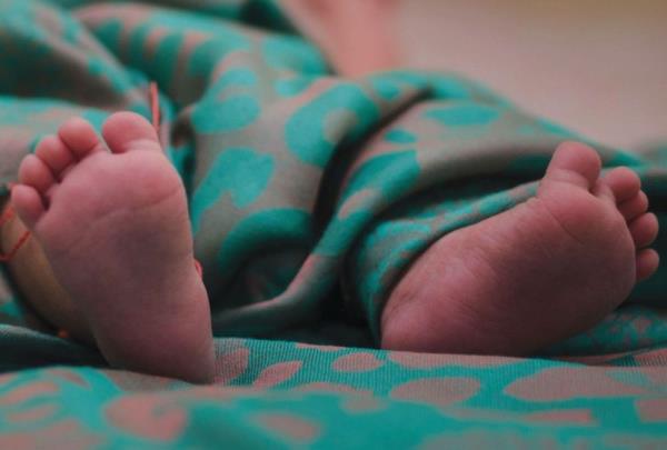 小孩在车里待了7个多小时后死亡