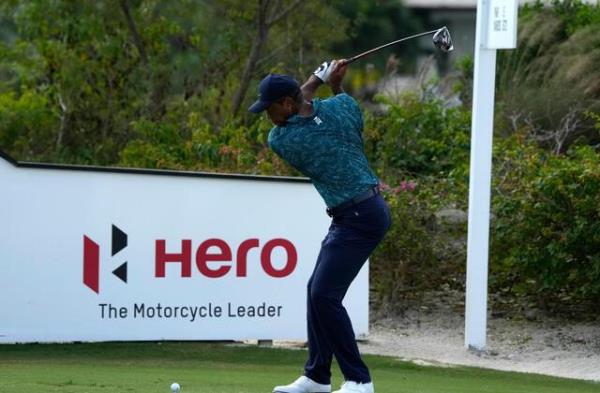 高尔夫官员为职业球员和周末黑客都打回球不是每个人都快乐