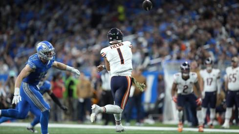 贾斯汀·菲尔兹在回归中跑动104码,传球169码熊以31比26输给了狮子队 贾斯汀·菲尔兹在回归中跑动104码,传球169码熊以31比26输给了狮子队