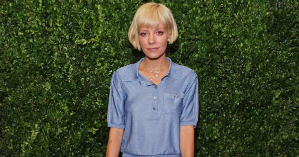 在英国第四频道的节目中,莉莉·艾伦大声斥责罗素·布兰德和诺埃尔·菲尔丁对她开的“可怕的”强奸玩笑 在英国第四频道的节目中,莉莉·艾伦大声斥责罗素·布兰德和诺埃尔·菲尔丁对她开的“可怕的”强奸玩笑