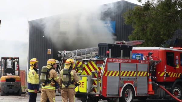 消防人员正在旺格努伊资源回收中心大楼处理小火灾 消防人员正在旺格努伊资源回收中心大楼处理小火灾