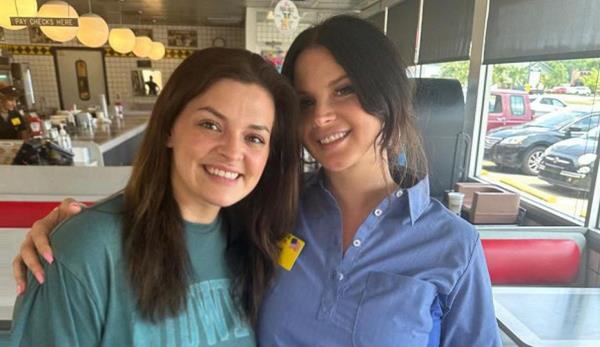 拉娜·德雷讲述了她在阿拉巴马州华夫饼屋轮班的故事 拉娜·德雷讲述了她在阿拉巴马州华夫饼屋轮班的故事