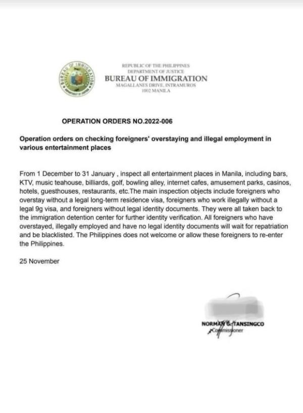 在时尚的特技视频中，黑客帝国coser变成了现实生活中的Neo