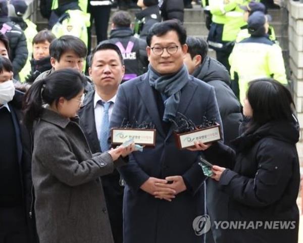 Song Young-gil, a former head of the Democratic Party, appears for a hearing at the Seoul Central District Court on Dec. 18, 2023. (Yonhap)