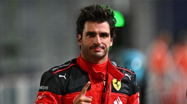 F1明星卡洛斯·塞恩斯的法拉利撞上了拉斯维加斯大奖赛的水阀