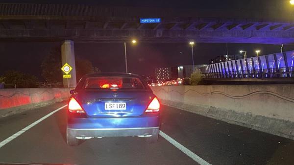 奥克兰交通：清晨道路封闭后，市中心的司机陷入混乱