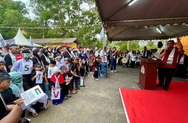 拿督克拉末轻轨站，一名男子跌落铁轨后被火车碾过