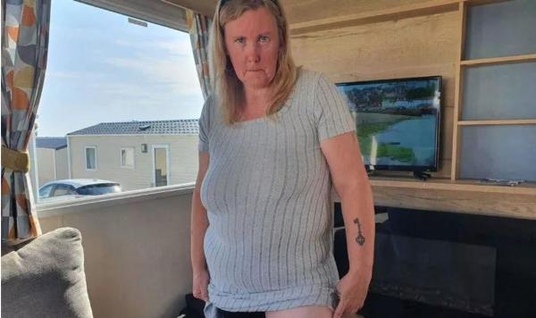 一名女子将自己的纹身献给当地的屠夫，批评者称她“疯了”，她对此进行了回击