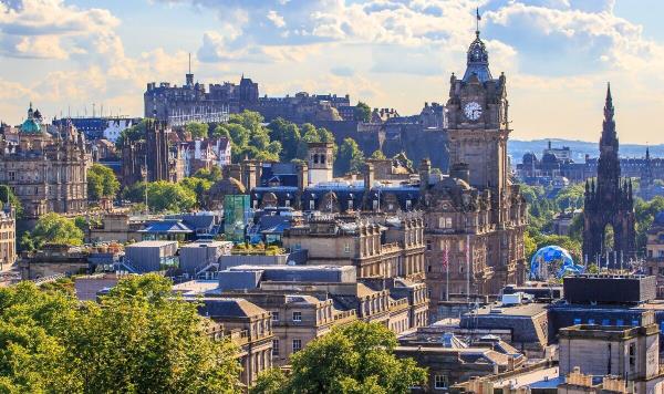 人们又看到这头虎鲸和一个新生儿一起游泳该死的令人印象深刻的 人们又看到这头虎鲸和一个新生儿一起游泳该死的令人印象深刻的