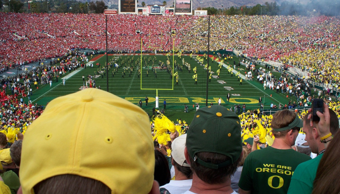 玫瑰碗比赛在大学橄榄球季后赛中,萨班的阿拉巴马州对阵哈博的密歇根州 玫瑰碗比赛在大学橄榄球季后赛中,萨班的阿拉巴马州对阵哈博的密歇根州