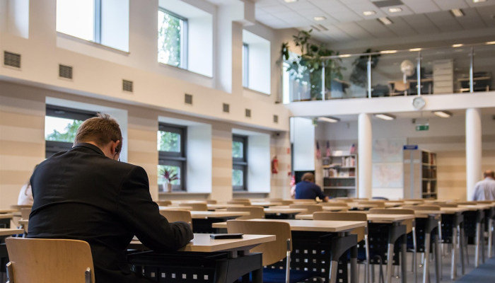 法国军方在红海上空击落两架从也门起飞的无人机