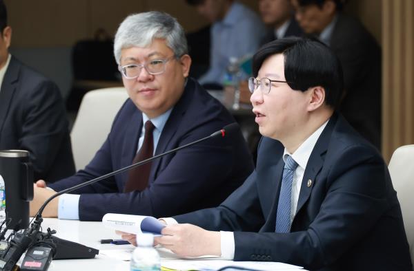 Kim So-young (R), vice chairman of the Financial Services Commission, speaks during a meeting at the Korea Chamber of Commerce and Industry headquarters in Seoul on Feb. 14, 2024, to discuss environmental, social and governance disclosure standards in this photo provided by the financial regulator. (PHOTO NOT FOR SALE) (Yonhap)