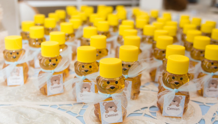 洛杉矶市的Aeta儿童从BCDA员工那里得到礼物