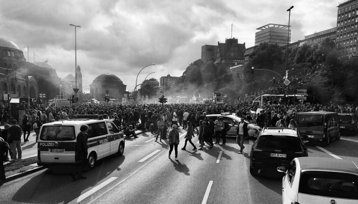 一名男子在对峙中向莫比尔警察开枪后被拘留 一名男子在对峙中向莫比尔警察开枪后被拘留