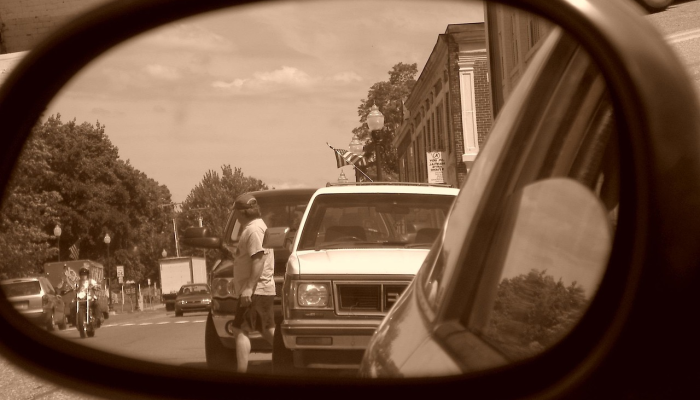 卫生防护中心：马林县的司机在拼车车道上驾驶一个人体模型