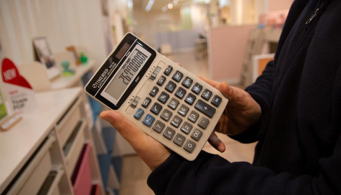 在部落峰会上，拜登签署了关于资金的命令，支持土著曲棍球队参加2028年奥运会