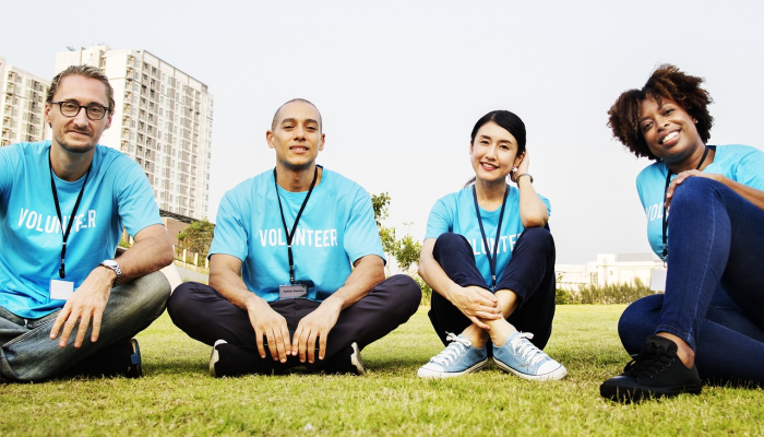 朋友们缅怀在帮助平民时被杀的志愿者 朋友们缅怀在帮助平民时被杀的志愿者