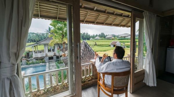 在巴厘岛等待住房危机结束时，西澳租房者“无家可归，而不是无家可归”