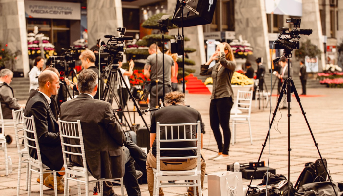 Artstart在年度筹款活动中拍卖50位当地艺术家的作品