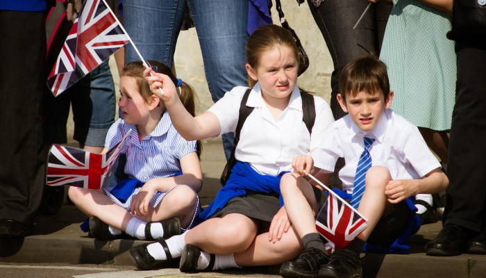 哈里王子与新美国皇室电影主角的不愉快对比