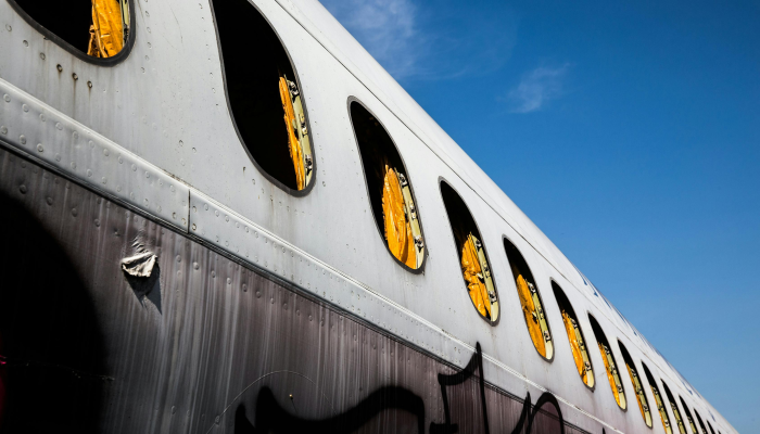 一架飞机在窗户和机身爆裂后紧急降落在俄勒冈州