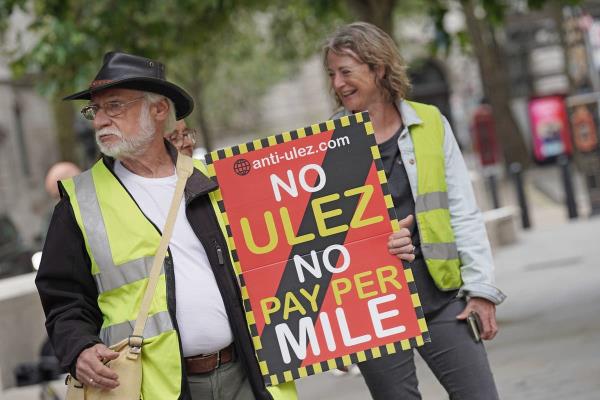 艾米丽·布朗特送给著名的讨厌Ugg靴子的克里斯托弗·诺兰一双作为奥本海默的包装礼物,我不能再爱她了 艾米丽·布朗特送给著名的讨厌Ugg靴子的克里斯托弗·诺兰一双作为奥本海默的包装礼物,我不能再爱她了