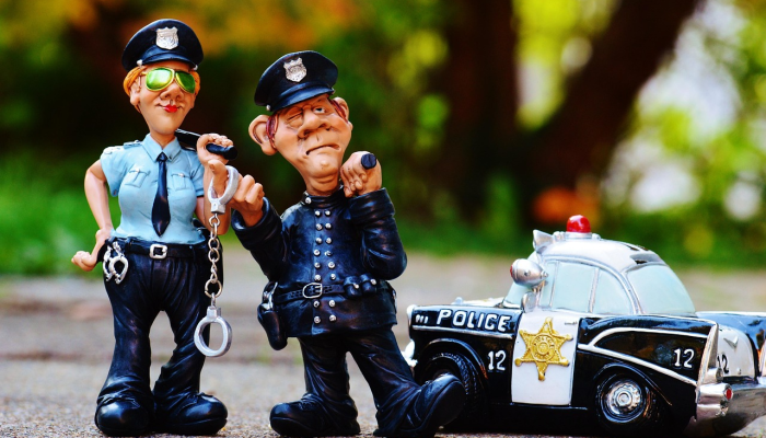 阿拉巴马州的警察说，老师喝醉了出现在学校，和她一起喝酒