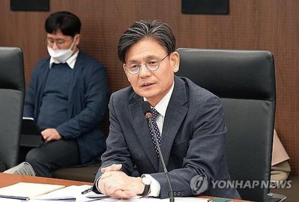 This undated file photo provided by the Ministry of Trade, Industry and Energy shows Deputy Minister for Trade Yang Byeong-nae (R). (PHOTO NOT FOR SALE) (Yonhap)