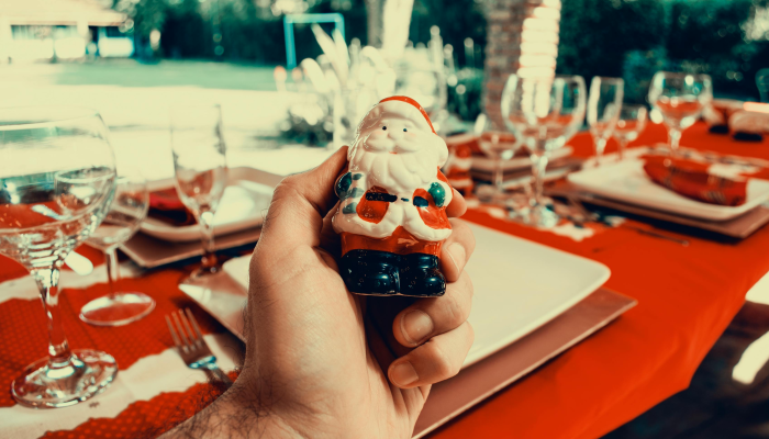 警方和急救人员赶赴市中心，两人在白天被刺伤，伤势严重