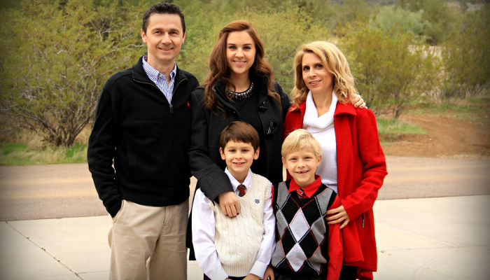 联邦调查局称,母亲和女儿从佛罗里达州92岁的老年痴呆症患者那里偷走了50多万美元 联邦调查局称,母亲和女儿从佛罗里达州92岁的老年痴呆症患者那里偷走了50多万美元