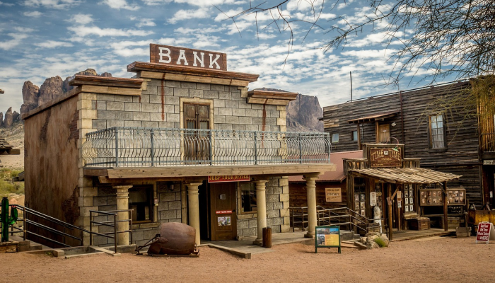 尽管银行里有很多钱，西德克萨斯州的科米特镇却很难跟上