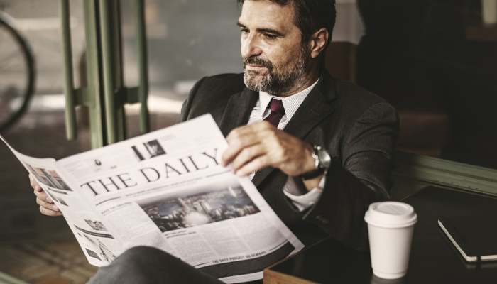 球迷说，克莱姆森教练达博·斯温尼在尴尬的电视时刻被他的四分卫避开