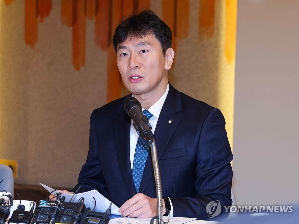 The file photo, taken Jan. 9, 2024, shows Lee Bok-hyun, chief of the Financial Supervisory Service, speaking during a meeting with heads of financial holding companies to discuss financial affairs for the new year at the Federation of Banks in Seoul. (Yonhap)