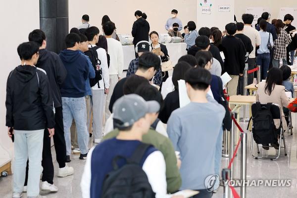 Voters line up outside a polling station in Gwangju, some 270 kilometers south of Seoul, on April 5, 2024, to cast ballots on the first day of early voting for the parliamentary elections. (Yonhap)