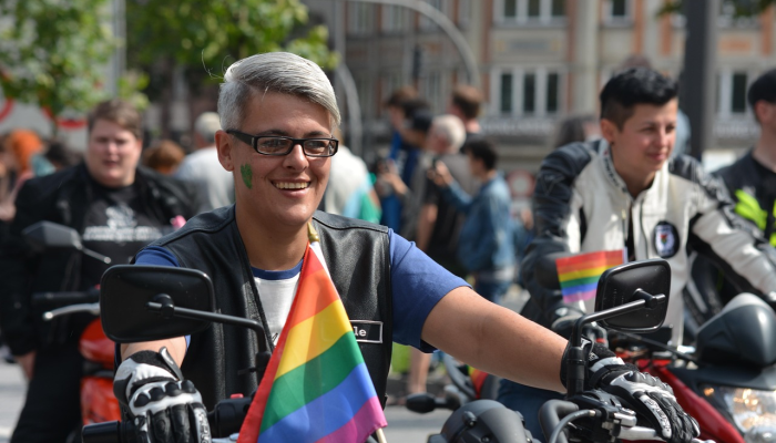 罗克希尔警方称，两名男子被控向汽车开枪4人受伤