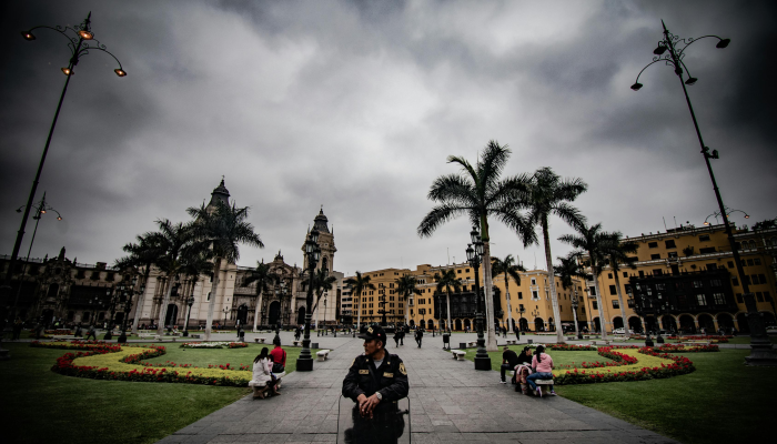 英雄纽约警察扛着四位老人从着火的大楼里出来(观看) 英雄纽约警察扛着四位老人从着火的大楼里出来(观看)