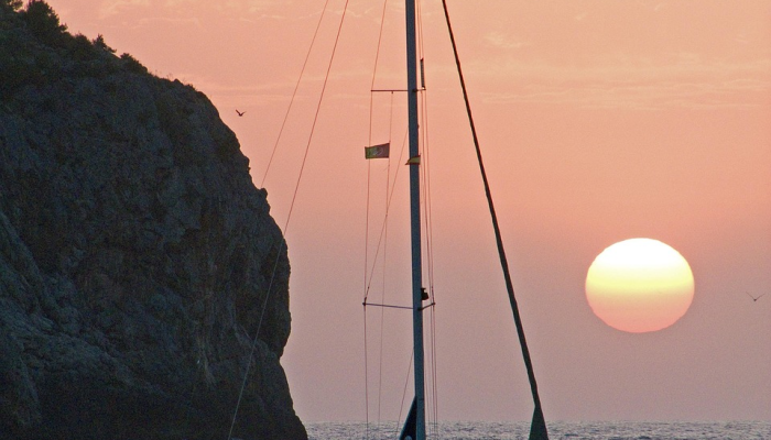 澳大利亚冲浪者的船在风暴中消失36小时后被发现漂浮在海上 澳大利亚冲浪者的船在风暴中消失36小时后被发现漂浮在海上