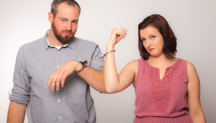 警察逮捕了一男一女涉嫌持有银行账户 警察逮捕了一男一女涉嫌持有银行账户