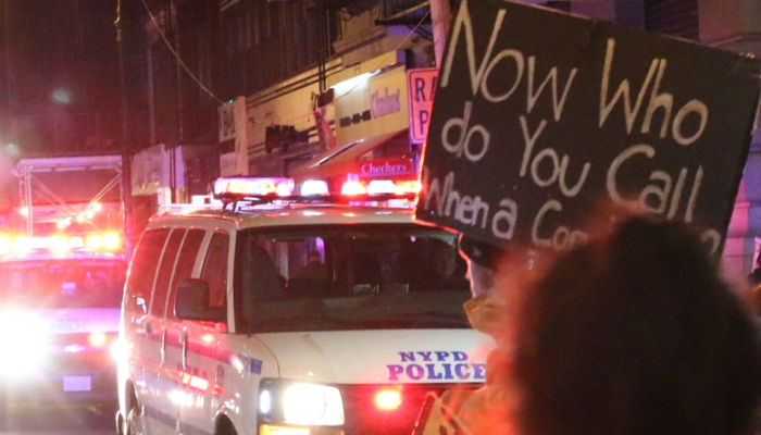 印第安纳州警方称，一名女子的挡风玻璃被飞起的轮胎撞到，造成致命车祸