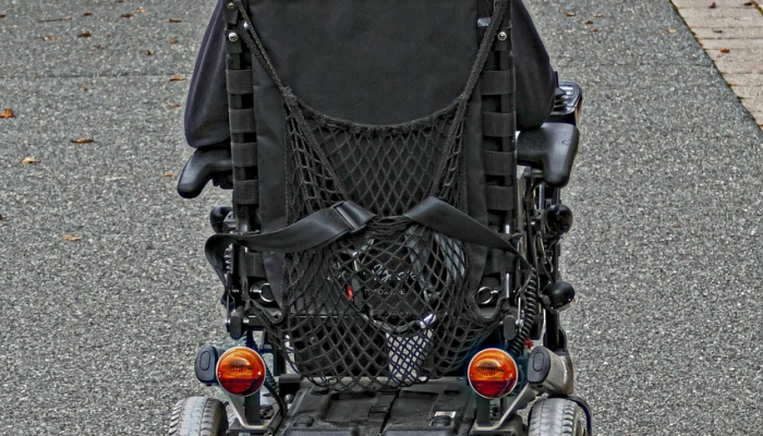 印第安纳州警方称，一名女子的挡风玻璃被飞起的轮胎撞到，造成致命车祸