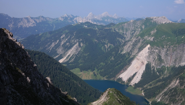 暴雨引发山体滑坡,比科尔停课 暴雨引发山体滑坡,比科尔停课