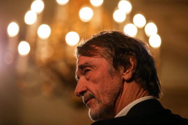 在奥利沃斯换人之前,米莱开始离开“解放者旅馆” 在奥利沃斯换人之前,米莱开始离开“解放者旅馆”