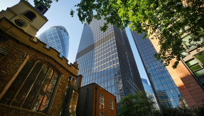 夜魔侠爬上了伦敦225米高的Cheesegrater摩天大楼，没有绳索