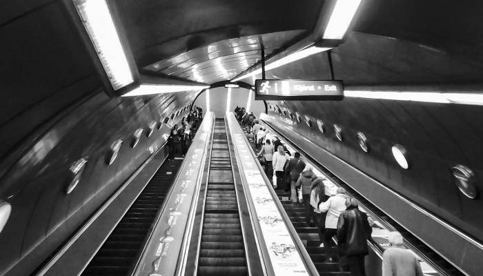 有毒列车脱轨后,谨慎的居民返回家中 有毒列车脱轨后,谨慎的居民返回家中