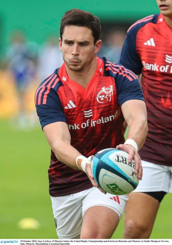 勇敢的警官们试图拯救掉入冰冷的湖中的男孩 勇敢的警官们试图拯救掉入冰冷的湖中的男孩