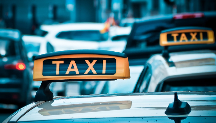 比尔要求无人驾驶卡车的驾驶员是人，他来到纽森的办公桌前