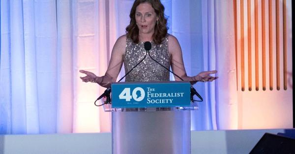 法官们在保守派团体的周年晚宴上欢呼